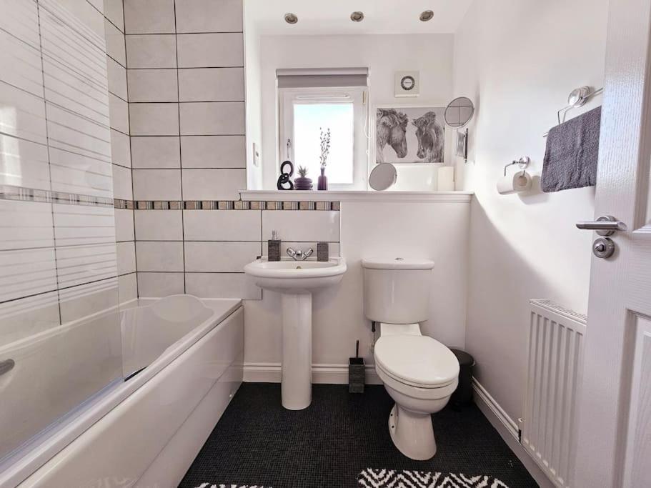 Modern 5 Bedroom Townhouse With Free Parking Glasgow Extérieur photo