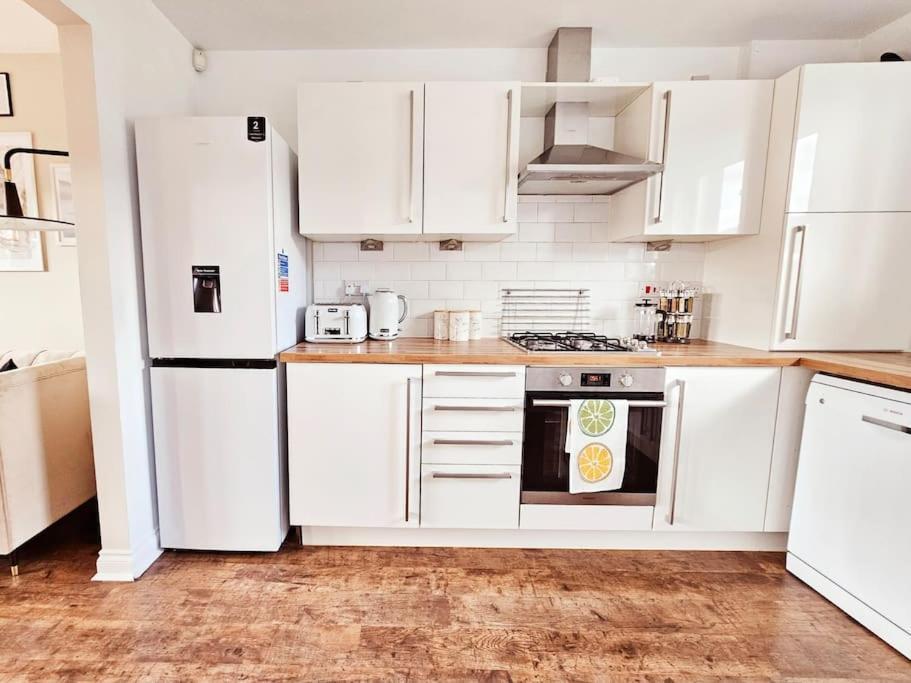 Modern 5 Bedroom Townhouse With Free Parking Glasgow Extérieur photo