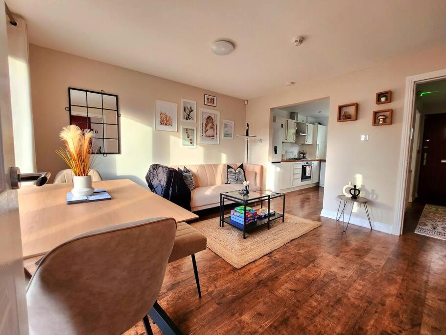 Modern 5 Bedroom Townhouse With Free Parking Glasgow Extérieur photo