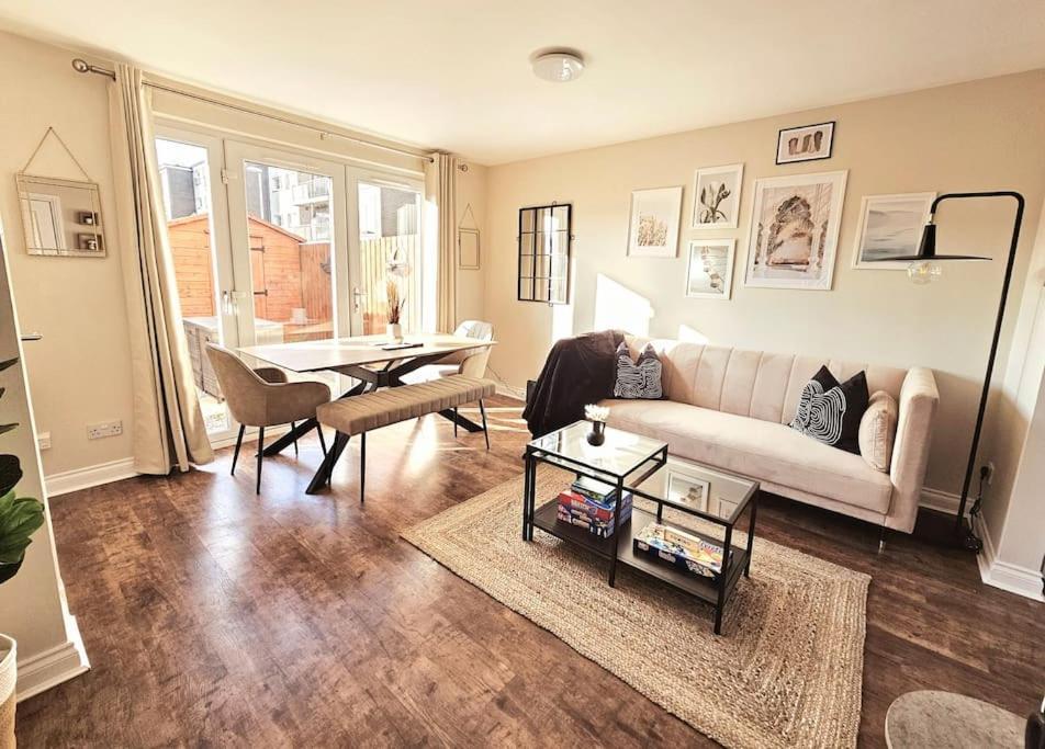 Modern 5 Bedroom Townhouse With Free Parking Glasgow Extérieur photo