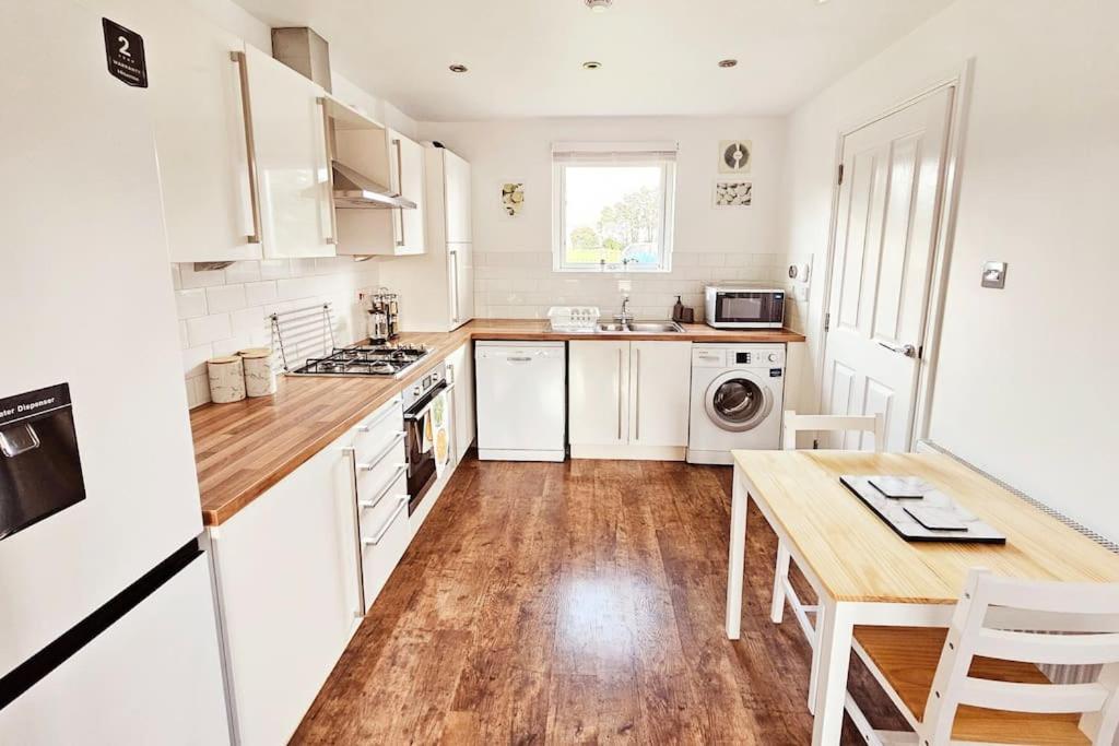 Modern 5 Bedroom Townhouse With Free Parking Glasgow Extérieur photo
