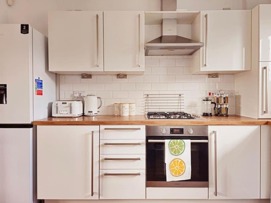 Modern 5 Bedroom Townhouse With Free Parking Glasgow Extérieur photo