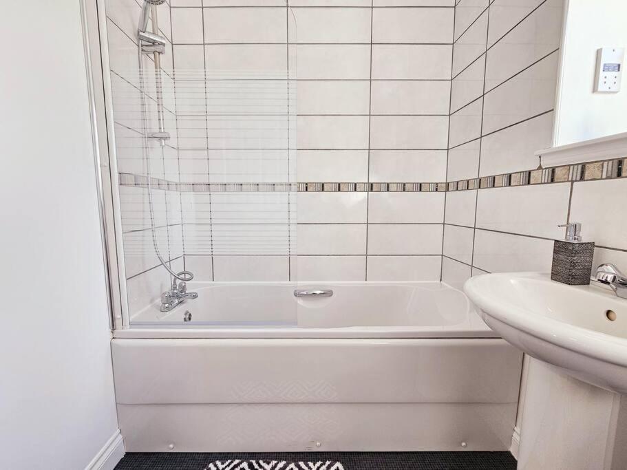 Modern 5 Bedroom Townhouse With Free Parking Glasgow Extérieur photo