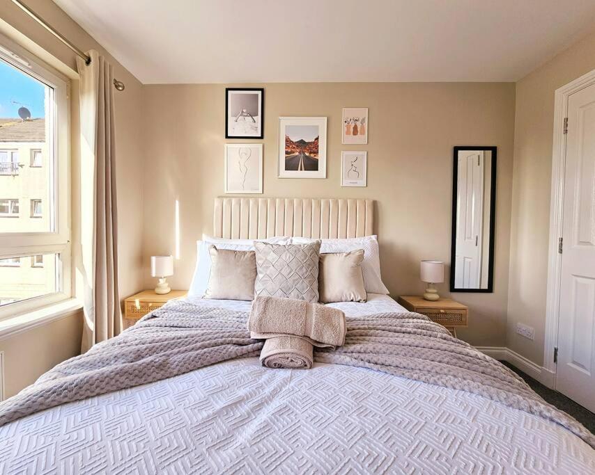 Modern 5 Bedroom Townhouse With Free Parking Glasgow Extérieur photo